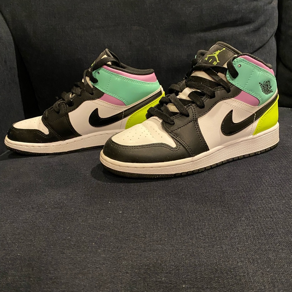 Nike Air Jordan 1 Mid GS Pastel Black Toe Purple Aqua Yellow Size 6Y